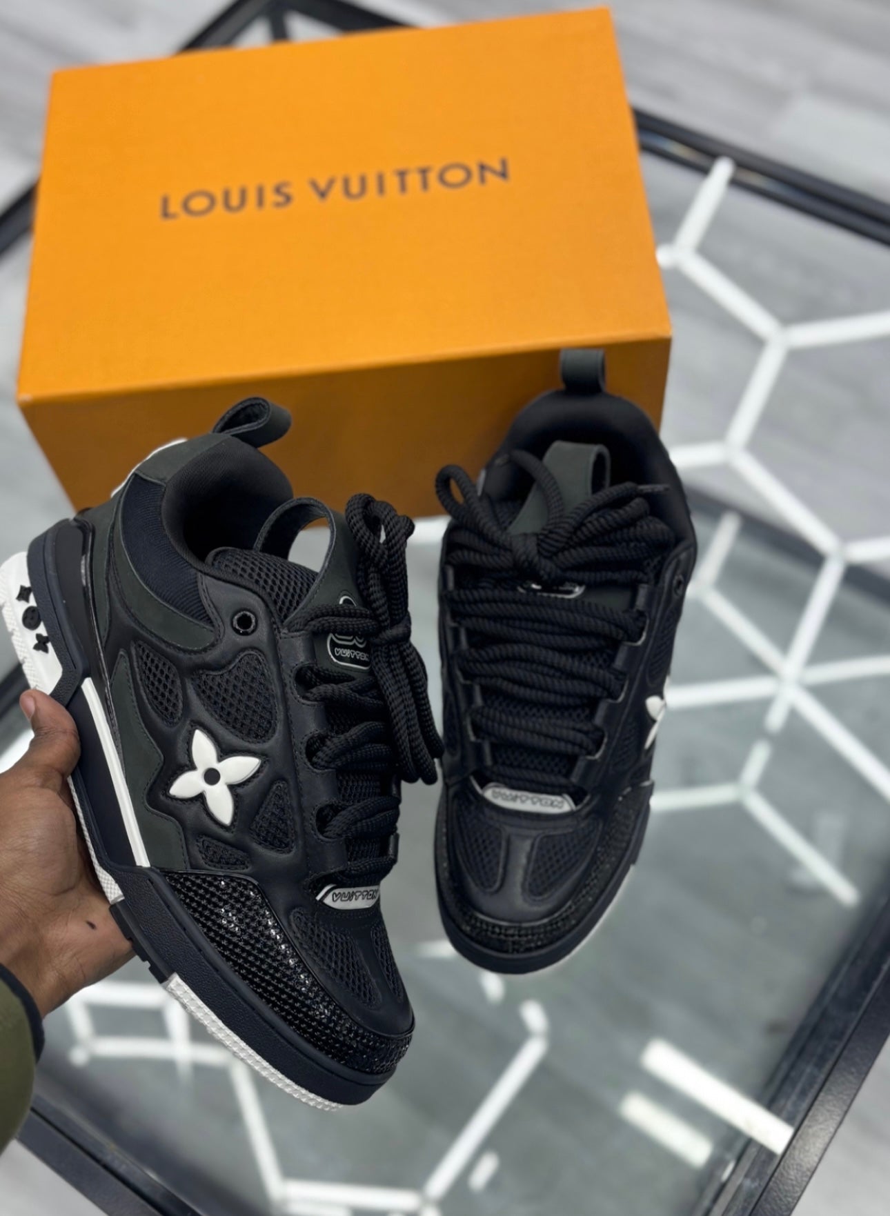 Lv Black/White Skate